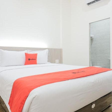 Reddoorz Plus @ Jalan Juanda Medan Esterno foto