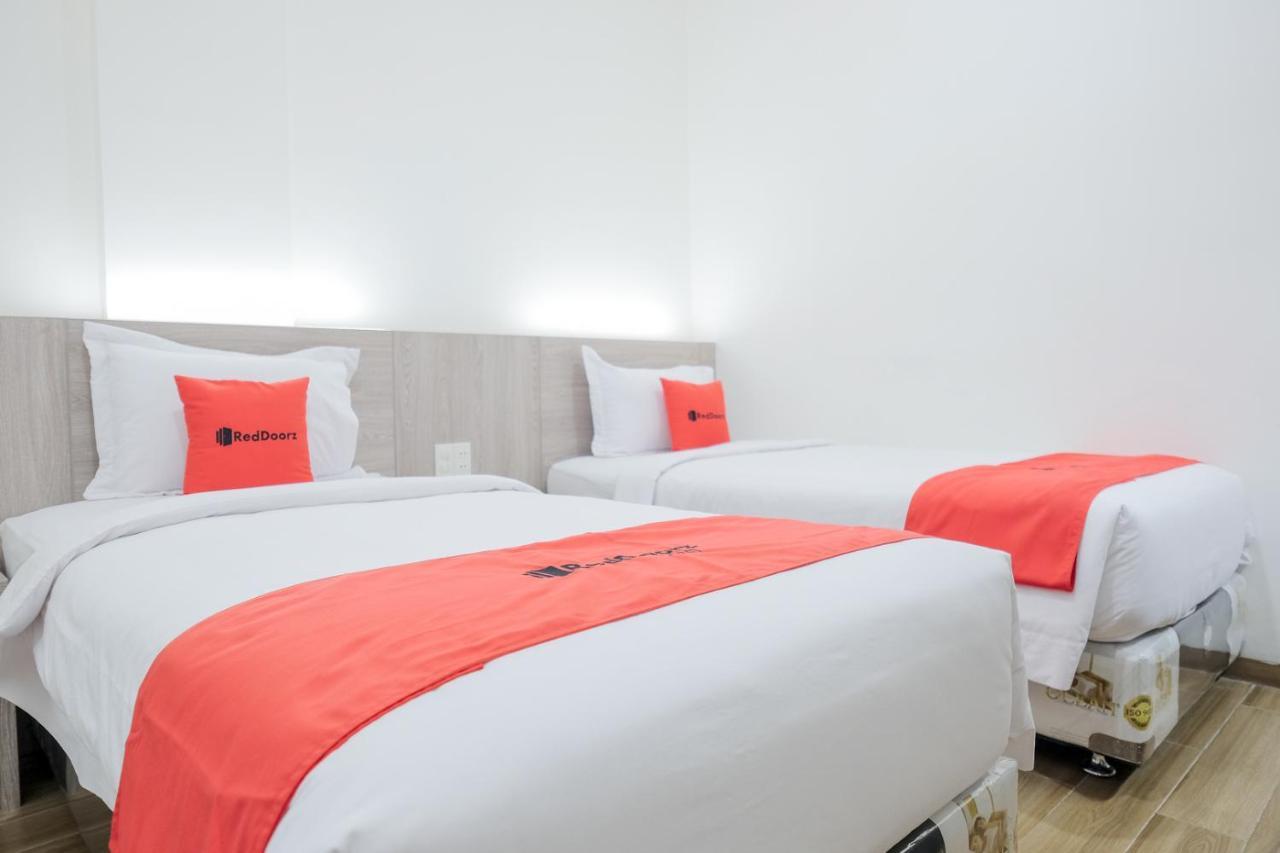 Reddoorz Plus @ Jalan Juanda Medan Esterno foto