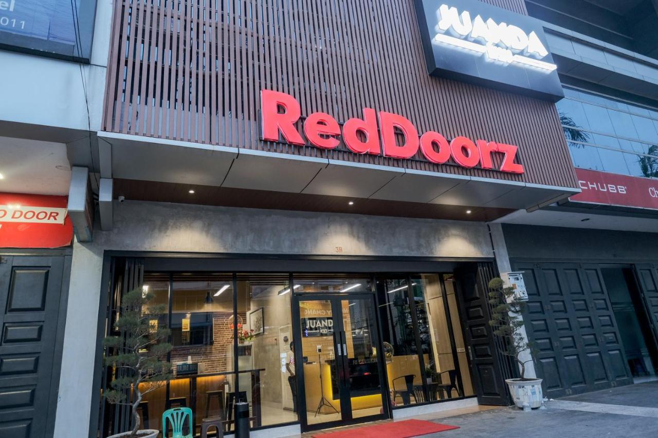 Reddoorz Plus @ Jalan Juanda Medan Esterno foto