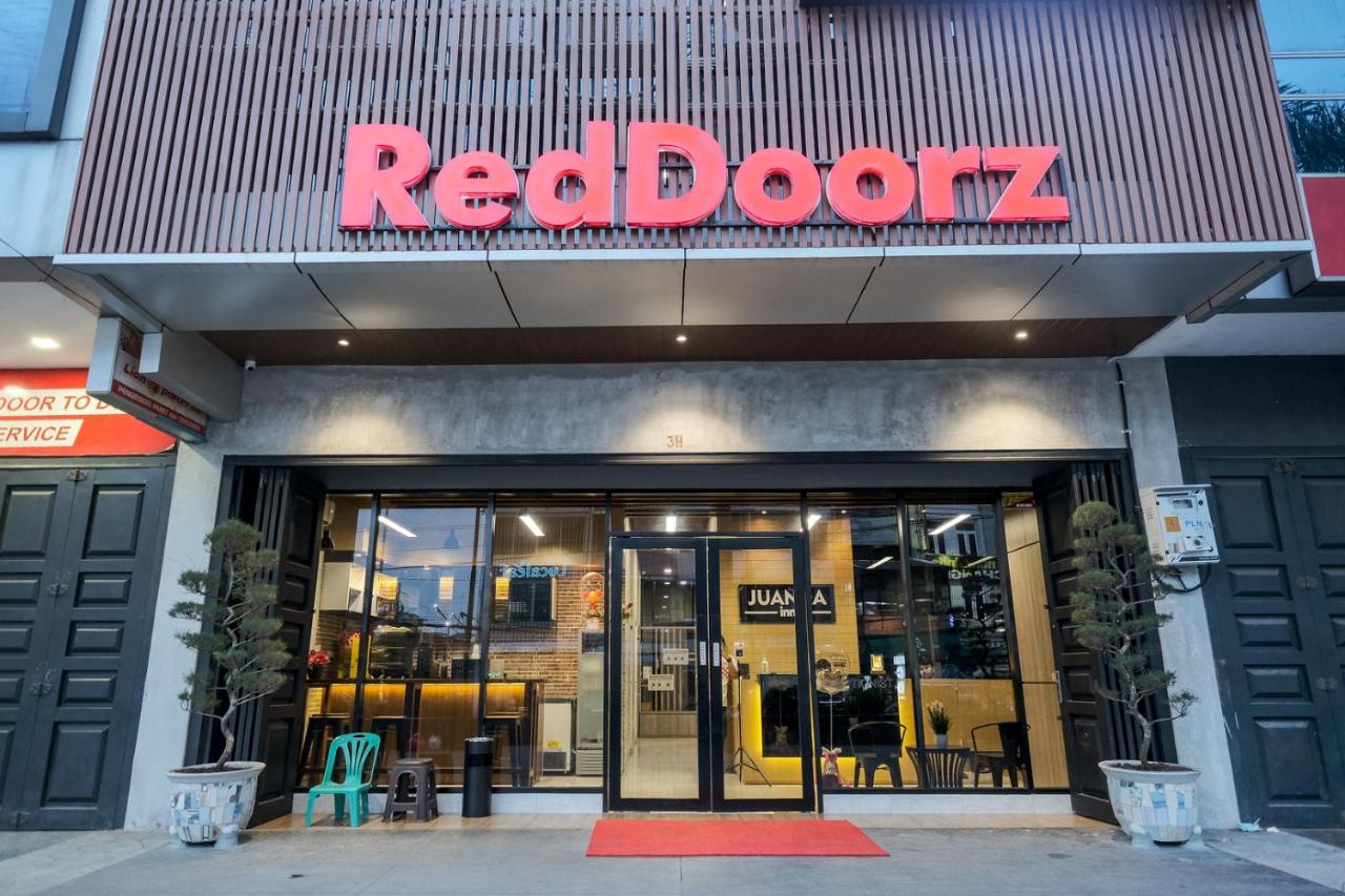 Reddoorz Plus @ Jalan Juanda Medan Esterno foto