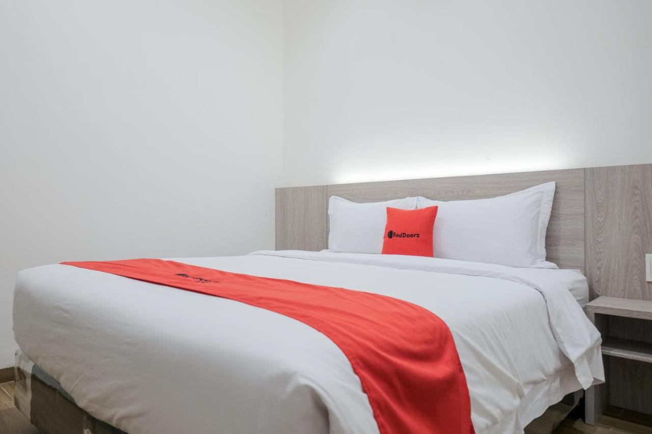 Reddoorz Plus @ Jalan Juanda Medan Esterno foto