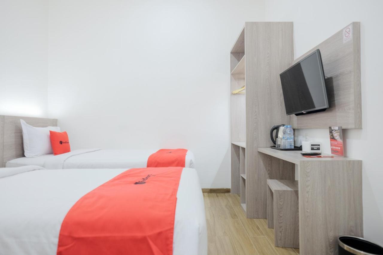 Reddoorz Plus @ Jalan Juanda Medan Esterno foto