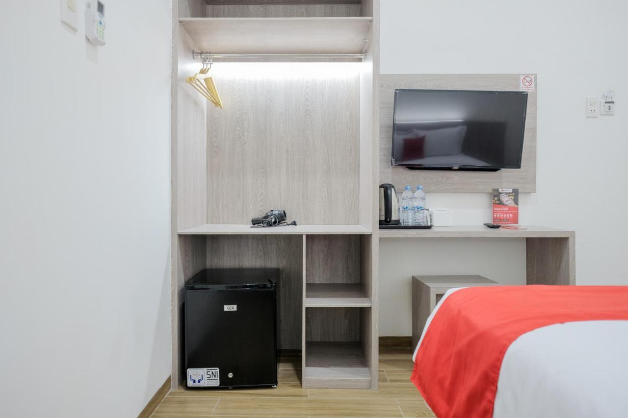 Reddoorz Plus @ Jalan Juanda Medan Esterno foto